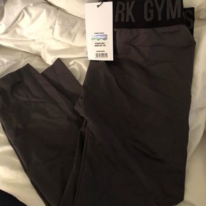 Dark grey Capri leggings.